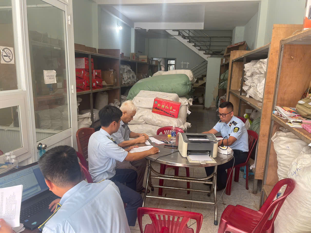 Đoàn kiểm tra làm việc với chủ cơ sở kinh doanh